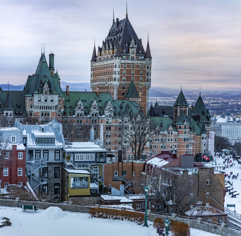 Photo de la ville de Montreal enneigé avec un bâtiment historique en briques au centre de l'image